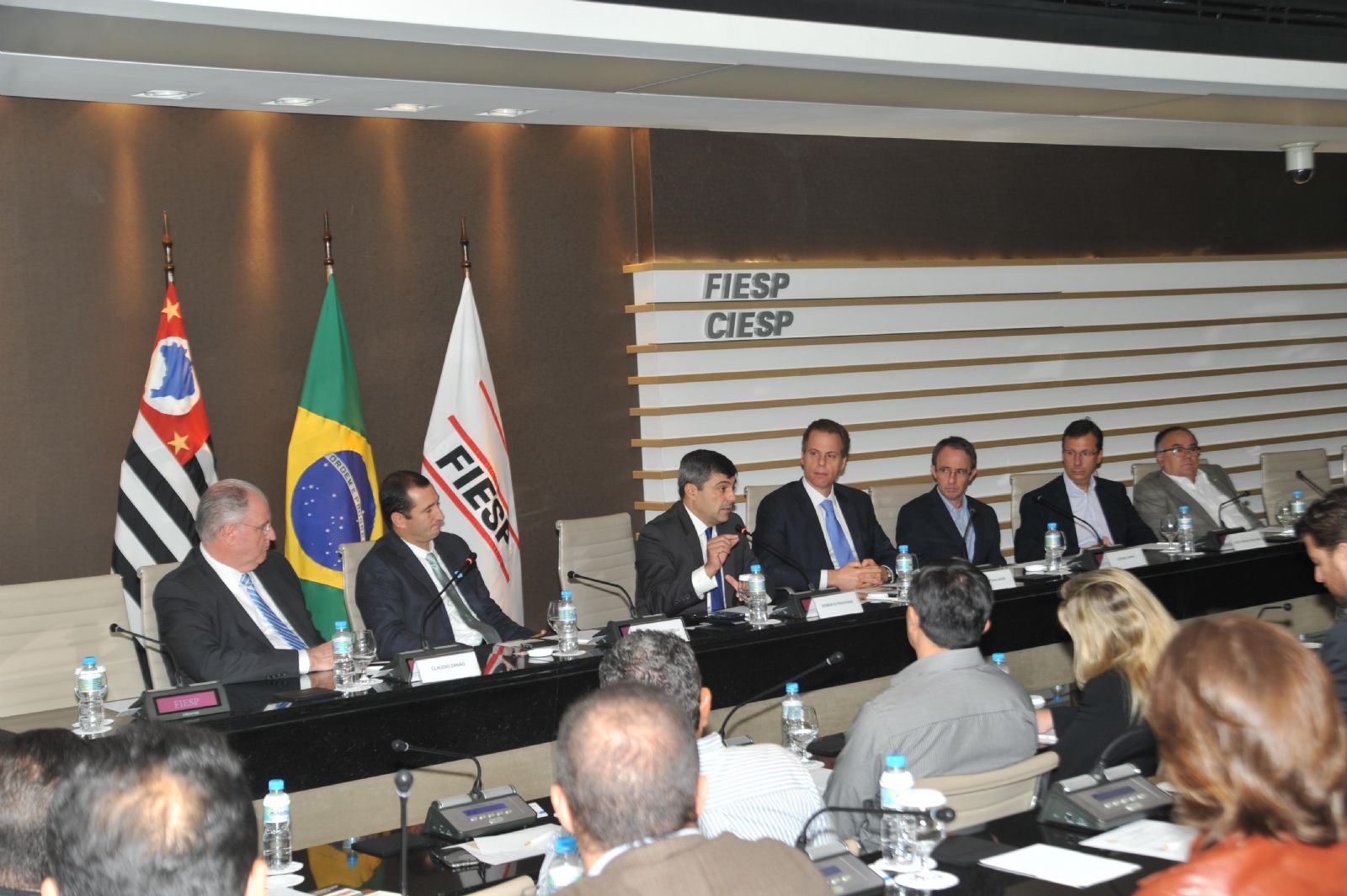 No centro, o mediador, Christian Saigh, Edson Csipai (dir) da Bunge, Roberto Padovani (esq) do Banco Votorantim.